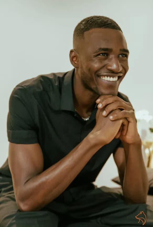 Portrait de Dominique Waltener, souriant, dans son cabinet