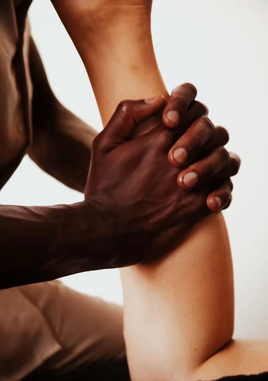 Les mains de Dominique pendant un massage de l'avant-bras